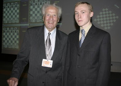 Ci-contre, une différence d'âge de 72 ans entre Andor Lilienthal et Ruslan Ponomariov - photo ChessBase 