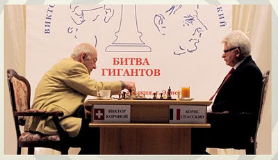 Viktor Korchnoi (2567) face à Boris Spassky (2548) © Site officiel 