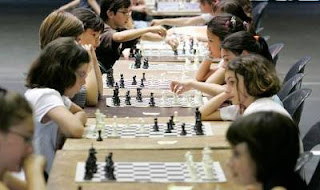 Des jeunes joueurs d'échecs, lors de l'organisation d'un tournoi par l'échiquier Henri IV. © R. Lazzerini
