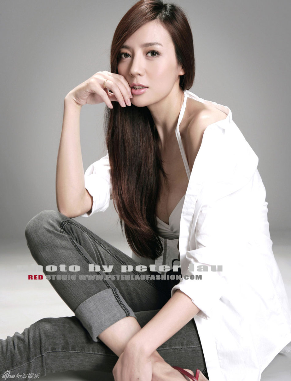 Chinese Model Zhou Wei Tong Biography and Photo Gallery