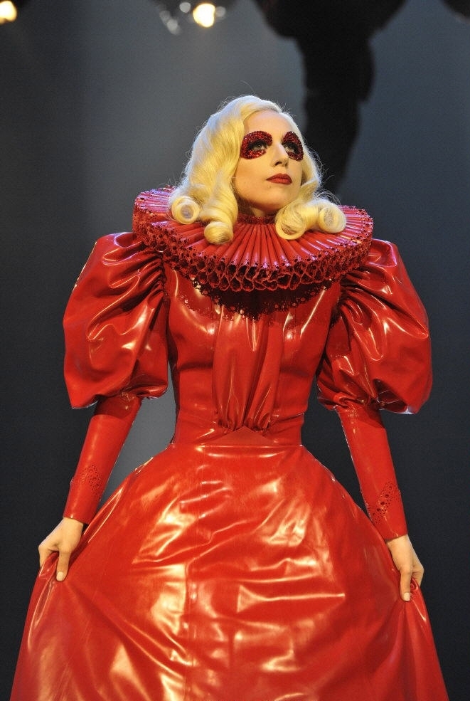 Леди гага костюмы. Леди Гага. Леди Гага Наряды. Леди Гага в Красном платье 2009.