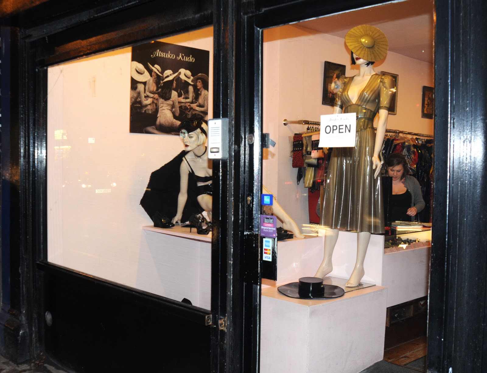 проектирование магазина одежды. красивый магазин одежды. выкладка одежды в магазине. цум корнер valentino. проект магазина одежды.