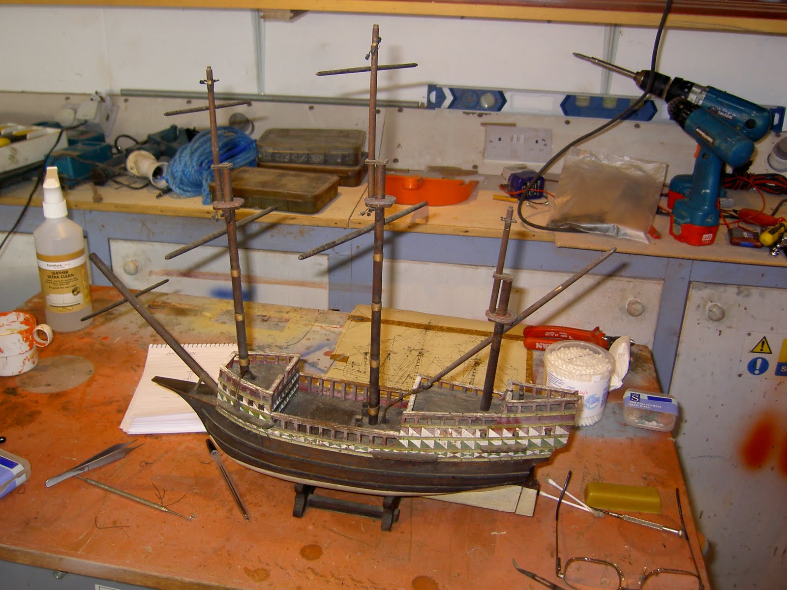 santa maria caernarfon: de-rigging.