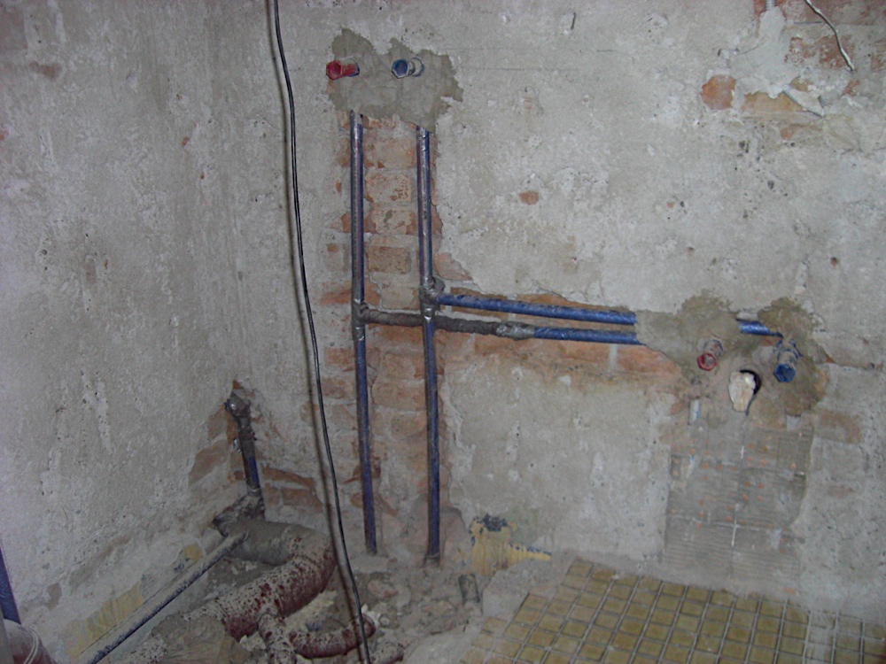 Wohnungsrenovierung: Altes Bad raus und neue Installation rein: