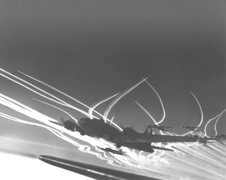 [752px-II_World_War_contrails.jpg]