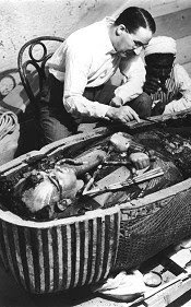 Howard Carter et le mystère du nounours-momie