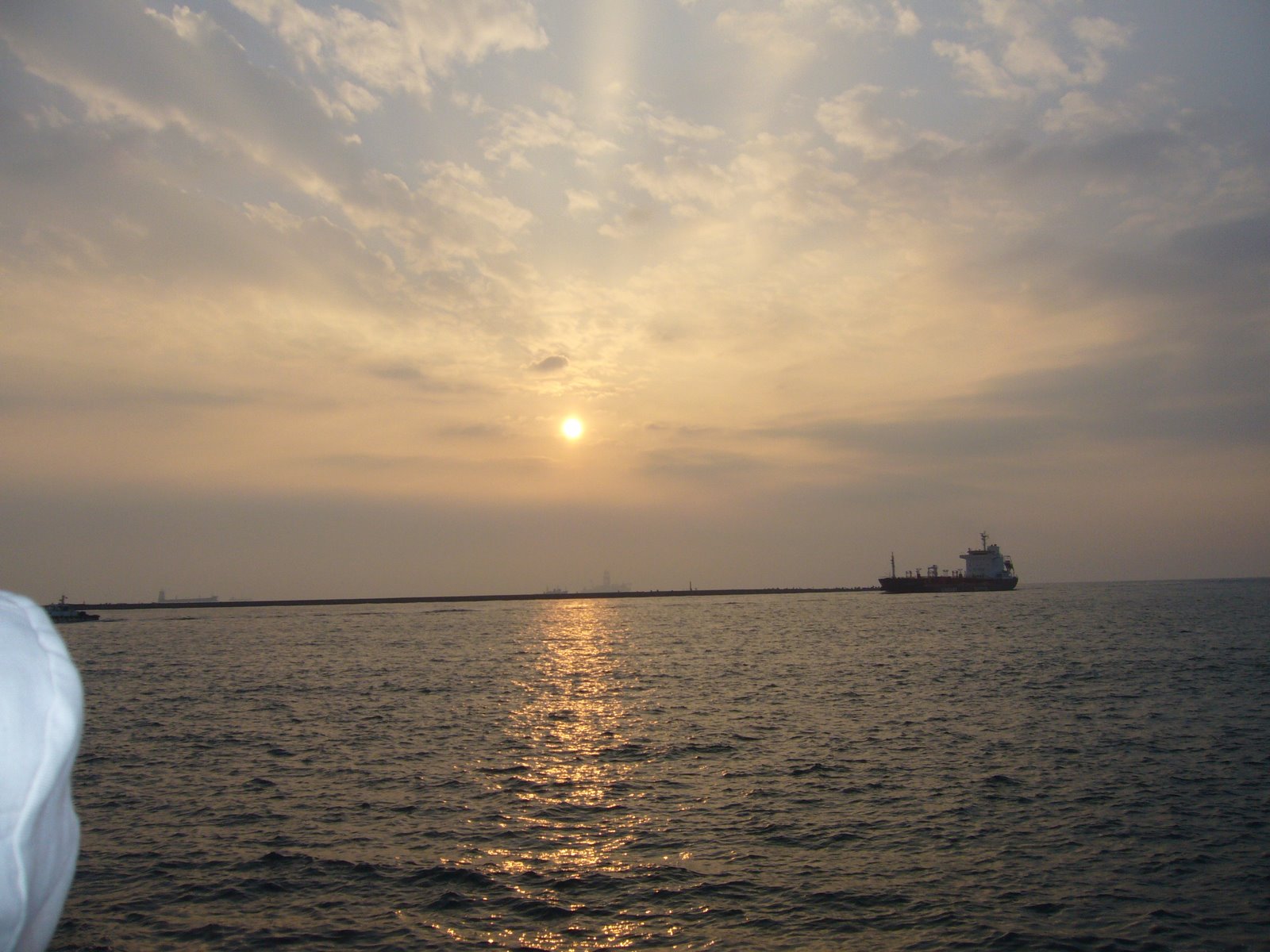 【携程攻略】高雄西子湾风景区景点,西子湾是看日落的绝佳地点，看着渔船来来往往感觉很棒。著名的台湾中…