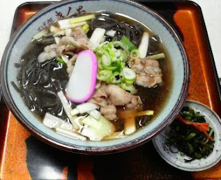 田舎そばの肉そばは、黒い肉そばとなりました。