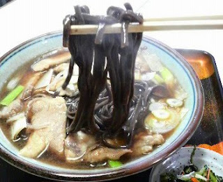 この黒いそばは田舎そば、鳥そばにして食べると美味しいですよ。