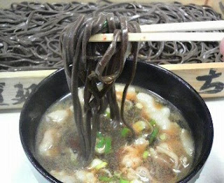 板そばを肉そばのかけつゆで食べる