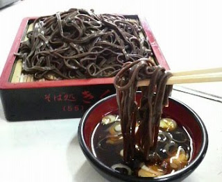 田舎そばをすする。
