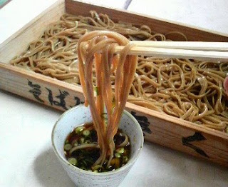 板そばに韃靼そばを盛って食べました。