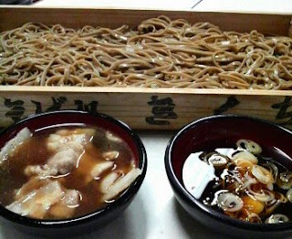 板そばに盛った韃靼そば、そばつゆは、冷たいそばつゆと温かい肉そばのそばつゆの2種類