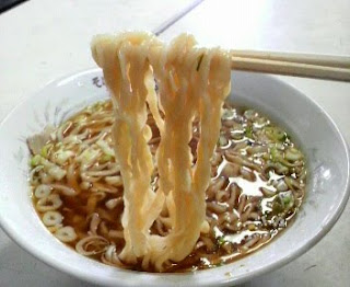 お昼に食べようと思った、中華そばですが、食べられませんでした、そして、完全に伸びてしまいました、麺は平打ち縮れ極太麺。