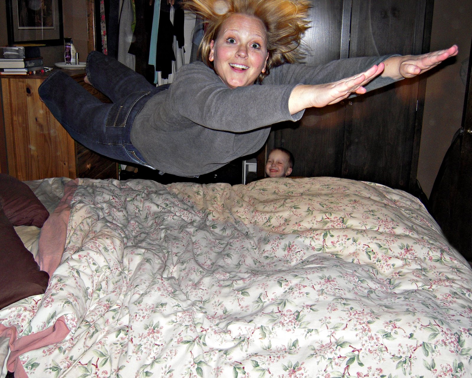 [jumping+on+bed.jpg]
