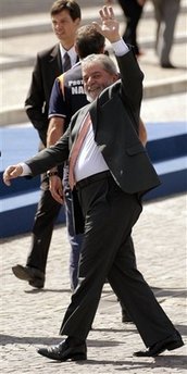 Lula la porte haute..................sa main !