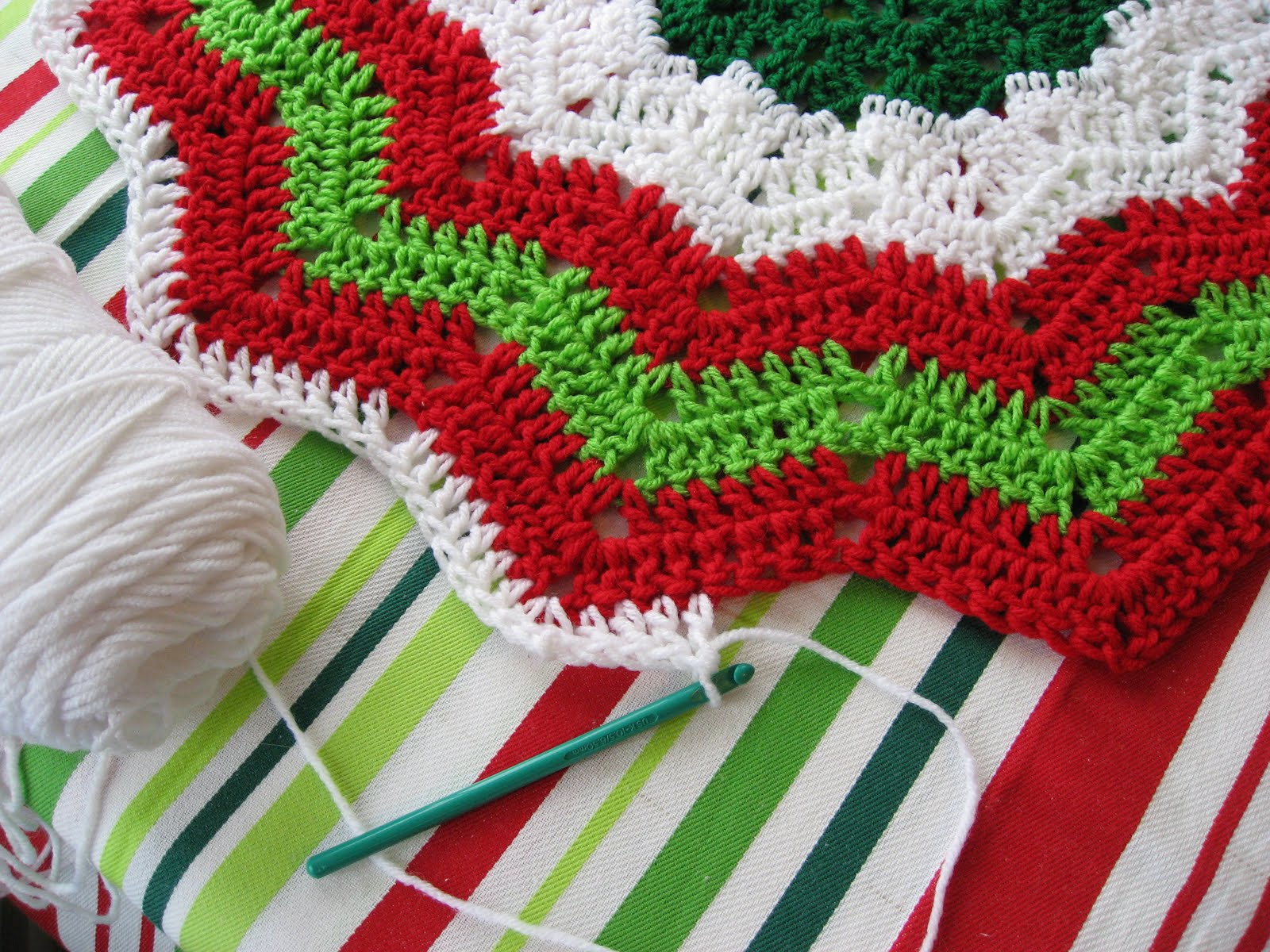 Ravelry: Free SmoothFox&apos;s Christmas Tree Skirt pattern by Donna
