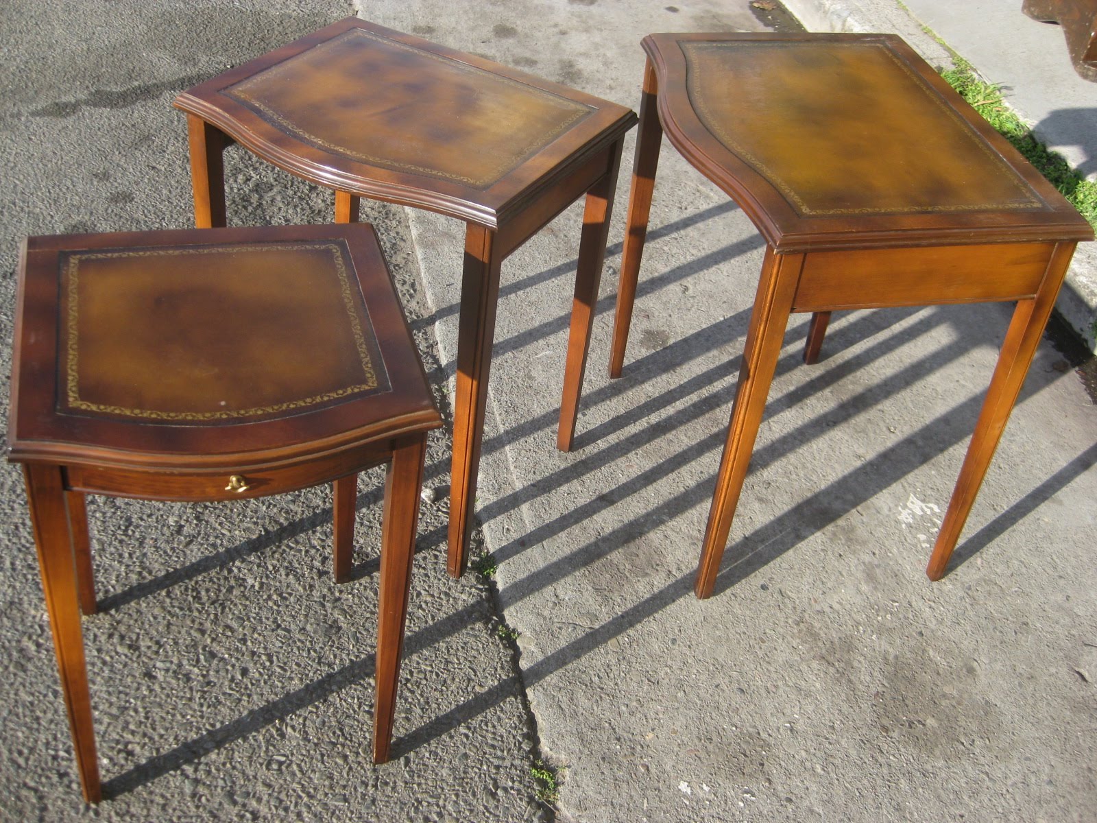 UHURU FURNITURE & COLLECTIBLES SOLD 3 Mahogany Nesting Tables 70