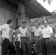 Aderbal, Neco e Chico recepcionam Nilton Santos. Brusque, 1958