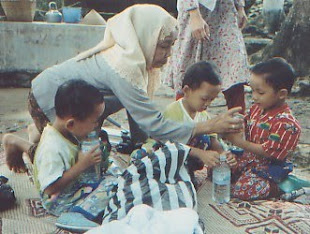 Mbah LALI sedang bagi Cemilan setelah Mandiin kita