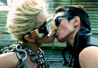 lady-gaga-lesbian-kiss.jpg