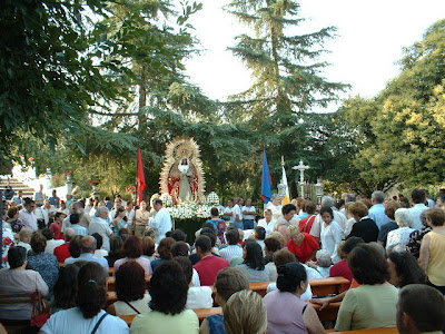 Misa en la explanada de la Ermita de la Virgen del Robledo antes de la traída
