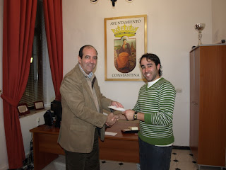 Fernando Fernández recoge su segundo premio de manos del delegado de Festejos