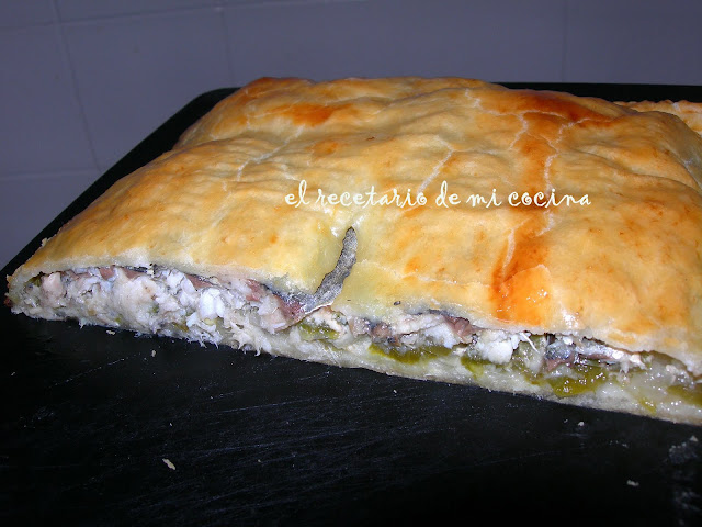 empanada de sardina con cebolla y pimiento verde empanada de sardina con cebolla y pimiento verde