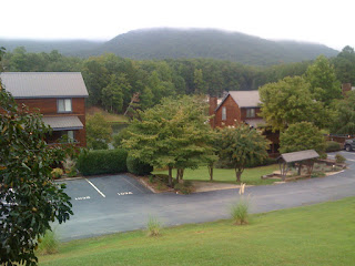 In the misty morning, ah, my heart's a thumpin' Fog over the hill