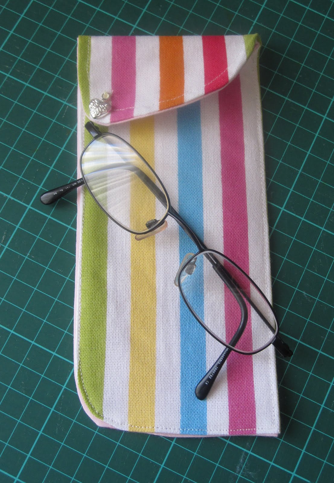 Hart's corner Reading glasses case make today )