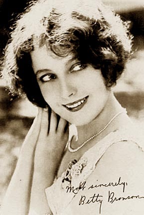 Gertrude Messinger nude (53 pics) Video, Twitter, braless