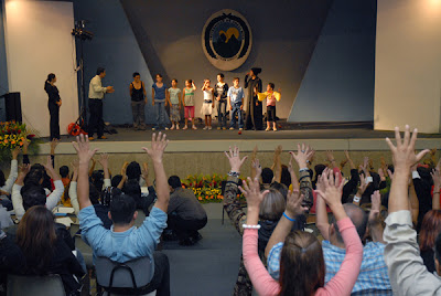 Personas asistentes al congreso aplaudiendo después de una presentación de los niños del Centro Nacional Centeno Güell