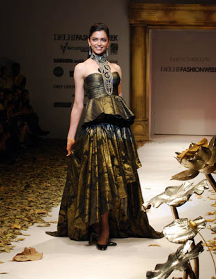 Deepika Padukone sizzles at Delhi Fashion Week for Tarun Tahiliani