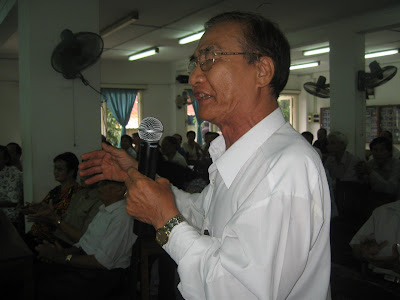 Thầy Hồng Tuyến đứng lên bắt nhịp bài trường ca do thầy sáng tác trong buổi họp mặt toàn trường phía Nam 11/10/2009