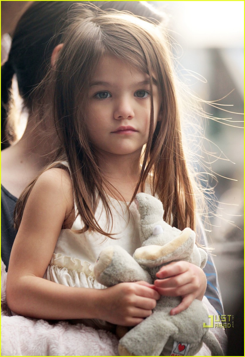 LOvelysuri cruise Suri Cruise Brings Her Bottle On Set