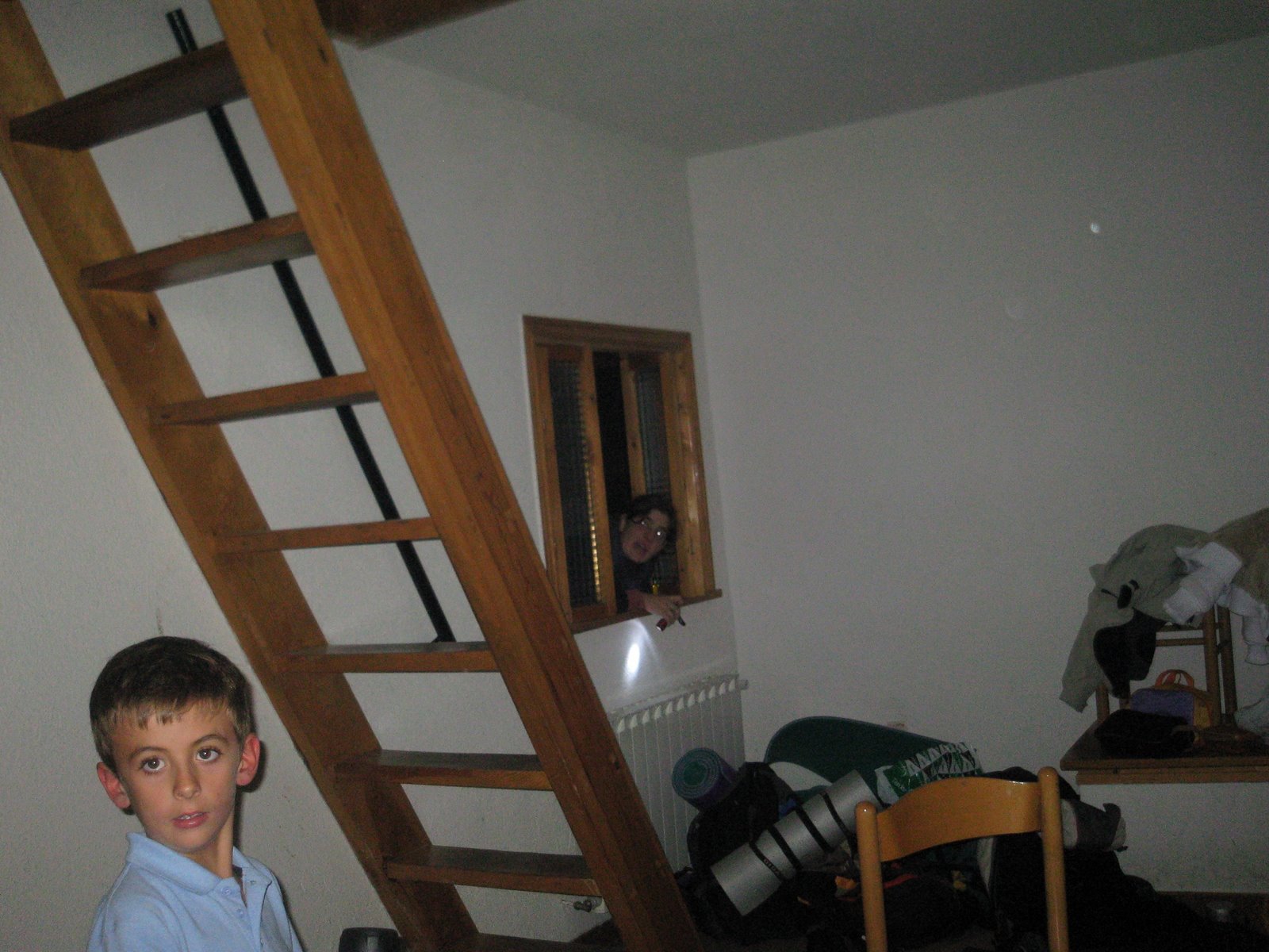 [Baloo+en+la+ventana+y+Alberto+M.JPG]