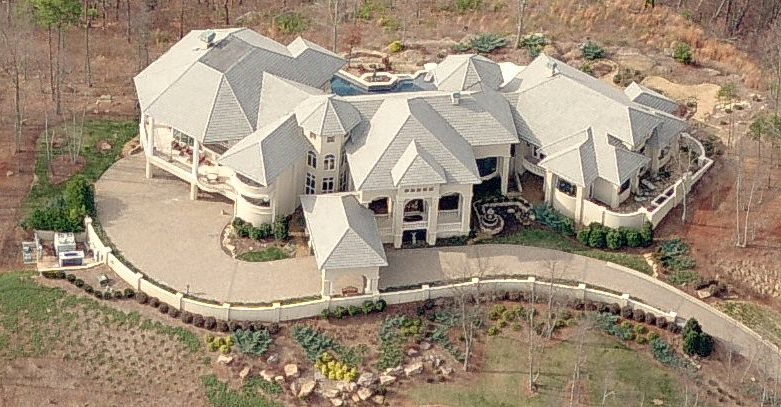 a-look-at-mega-mansions-9-homes-of-the-rich
