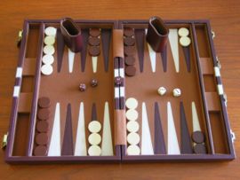 [270px-Backgammon_board.jpg]