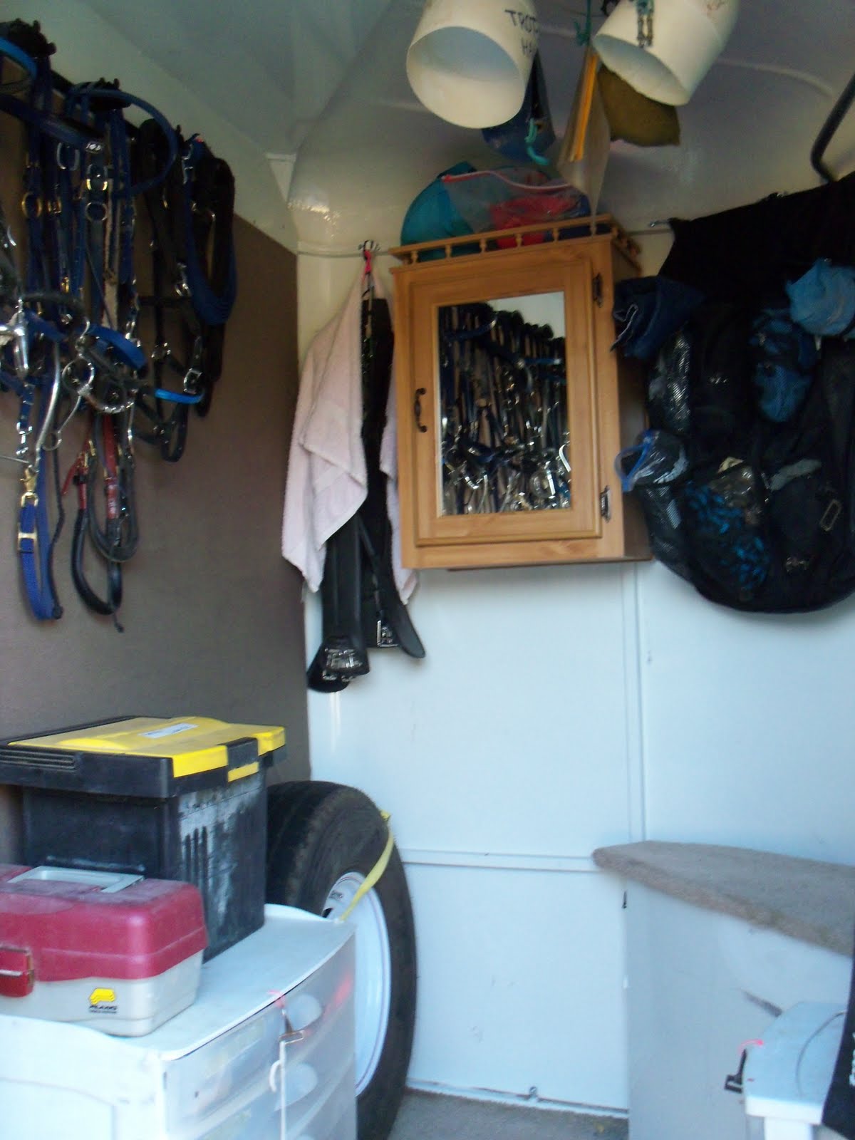 trot-on-hank-trailer-tackroom