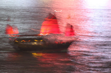 Photo of a Red Sail Junk in Hong Kong (Click Photo)