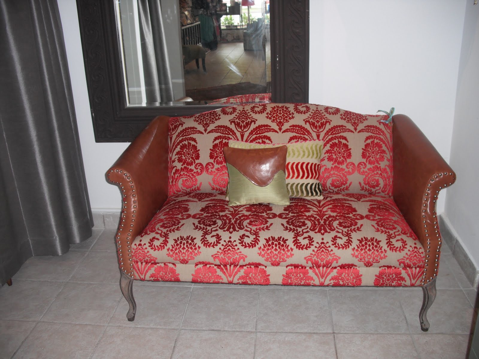 EcoUnique Sofá en Brocado y Cuero.