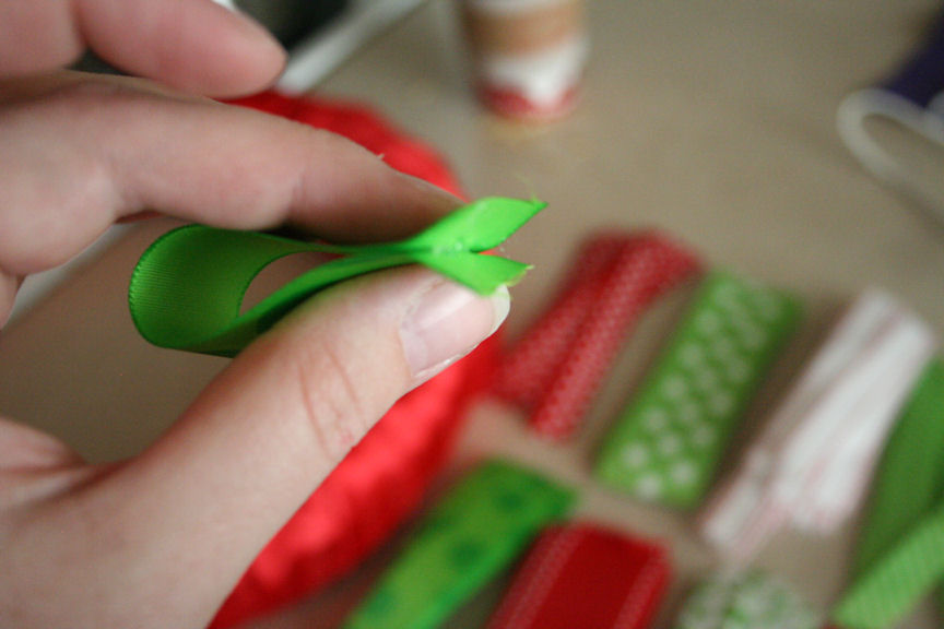 [loveable] chaos: DIY: Looped Ribbon Holiday Wreath