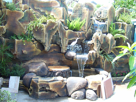 BATU HIAS ALAM: Taman Minimalis Air Terjun dengan latar babatuan