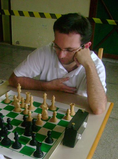 Professor Bolivar Gonzalez - Aulas de xadrez em Curitiba - FEXPAR -  Federação de Xadrez do Paraná