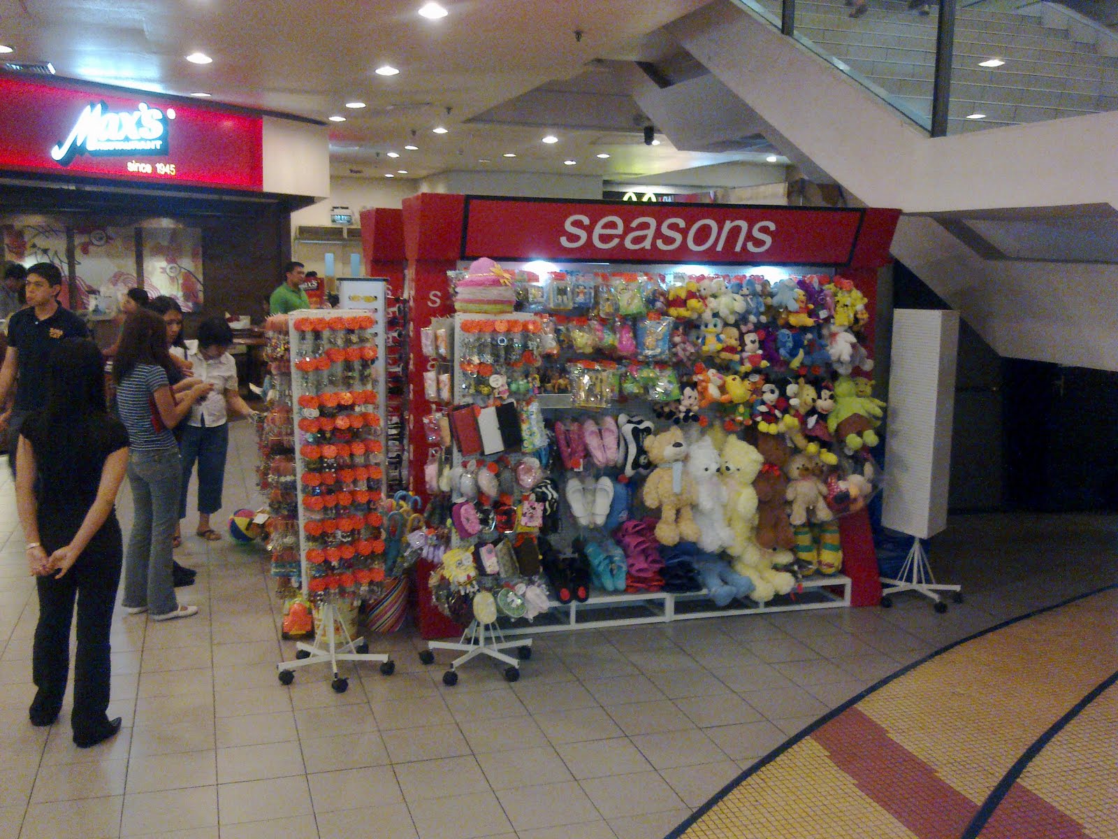 Sale And Alternatives Seasons Mall Stalls P50 Diamond Studded Earrings