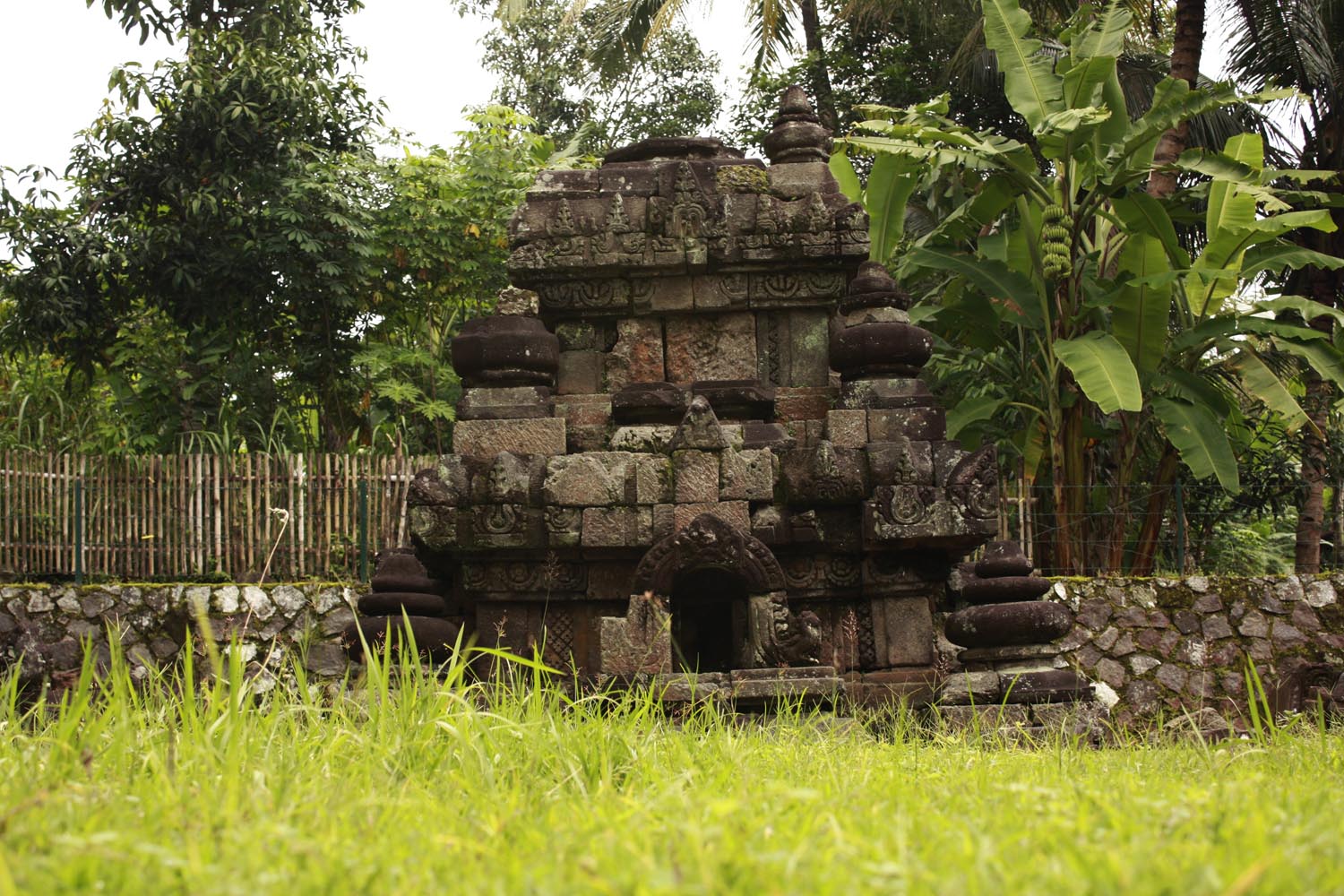 rumputilalang: Candi Merak Karangnongko
