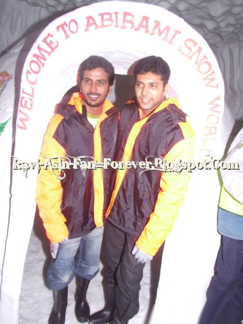 [jeyam-ravi-jithan-ramesh-abirami-snow-world23.jpg]
