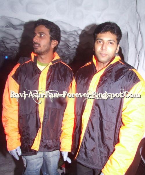 [jeyam-ravi-jithan-ramesh-abirami-snow-world12.jpg]