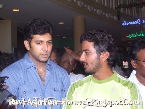 [jeyam-ravi-jithan-ramesh-abirami-snow-world07.jpg]