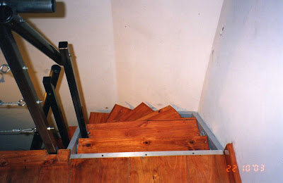 El umbral: Entrepiso en caño y madera